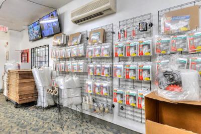 Storage Units at Depotium Mini Entrepôt - Park Extension - 255 de Castelnau Ouest, Montreal, QC